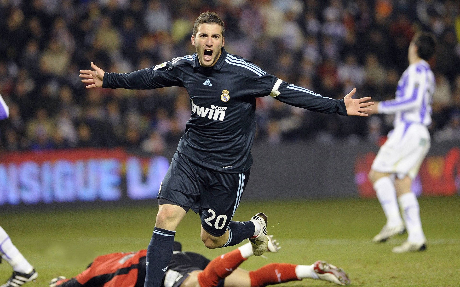 当F1悬念在最后一圈终结,新疆的篮球之火已提前燎原