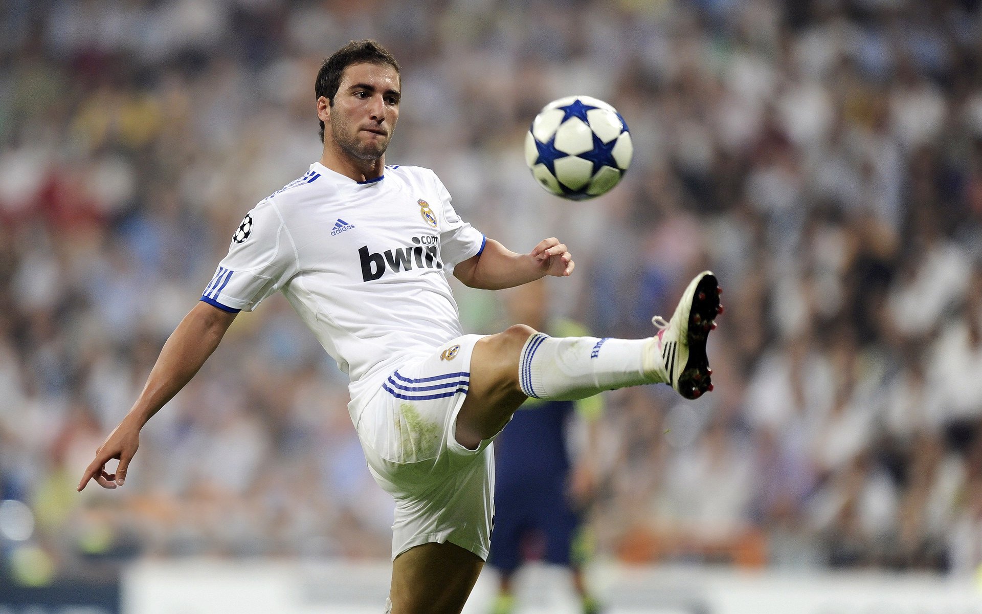 马丁内利让比赛提前失去悬念,荷兰压制葡萄牙,当新星撞碎旧秩序